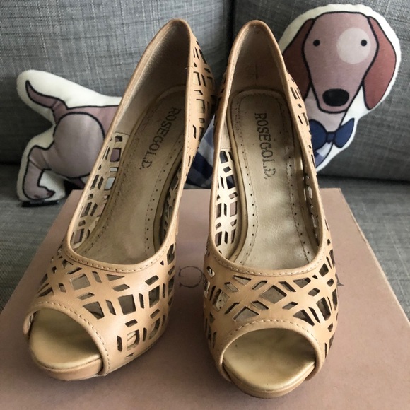 Beige sand color peep toe pumps - Picture 2 of 7